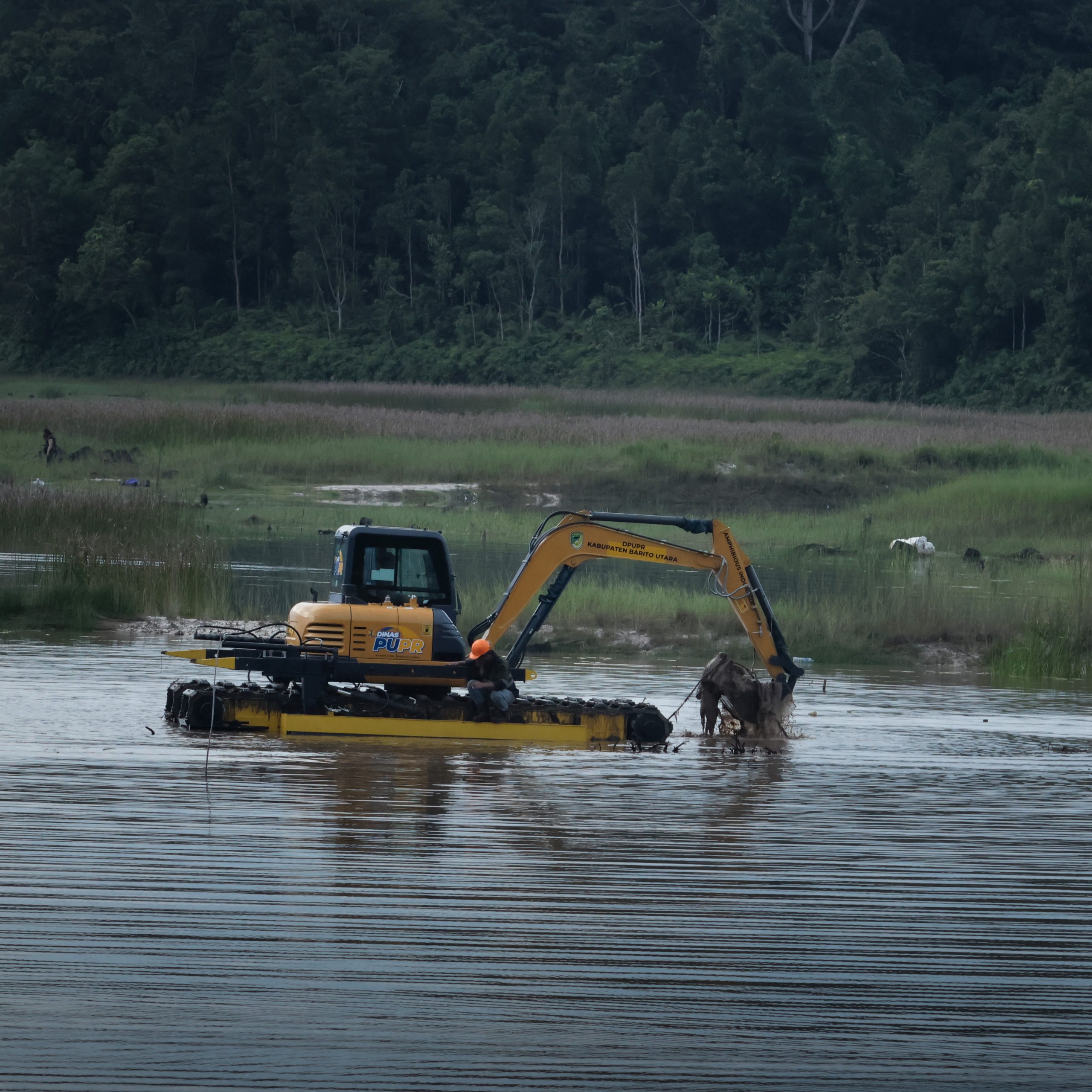 Read more about the article Amphibious Excavator 5 Ton Standard Arm AI02-5XE
