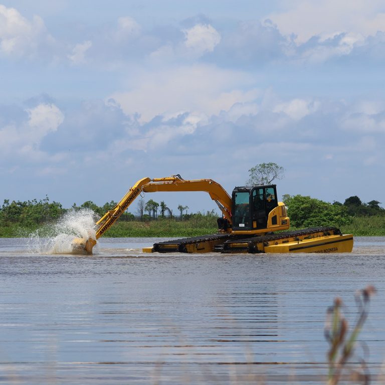 unit amphibious excavator di area sungai indonesia